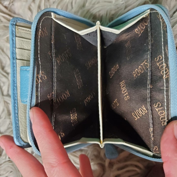 ROOTS genuine leather baby blue wallet - Picture 5 of 5